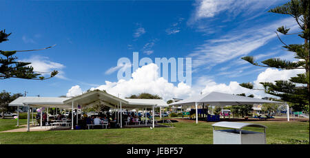 Vue de la Woody Point Park, un très recherché après l'abri picnin zone sur la rive sud de la péninsule de Redcliffe, Queensland Australie Banque D'Images