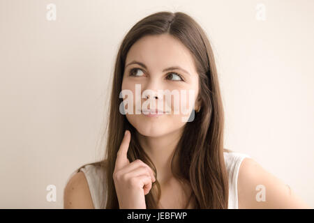 Emotive portrait portrait of smiling young woman Banque D'Images