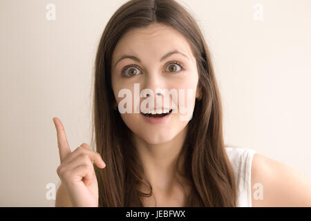 Portrait Portrait de femme excité avec une grande idée Banque D'Images