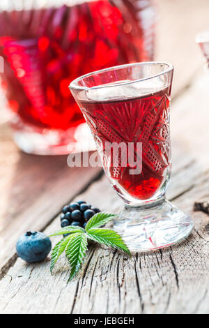 Douce liqueur avec des fruits et de l'alcool en été Banque D'Images