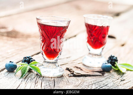 Douce liqueur avec de l'alcool et des fruits en été Banque D'Images