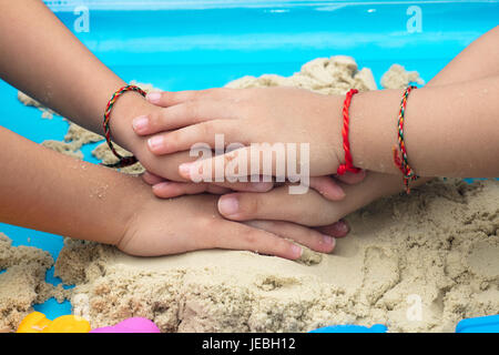 Childs main près du sable à la maison en jouant de l'intérieur. Banque D'Images