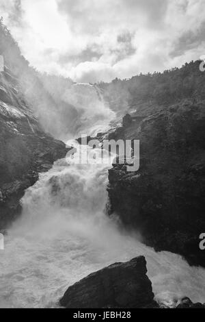 Kjosfossen cascade spectaculaire en Norvège. Myrdal Flam railway mettez du paysage. La verticale Banque D'Images