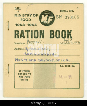 Ministry of Food 1953-1954 ration Book, coupons Inside, une restriction qui a affecté le régime du peuple britannique, pour un résident de Montford Bridge, Salop, (ancien nom abrégé de Shropshire), Angleterre, Royaume-Uni Banque D'Images