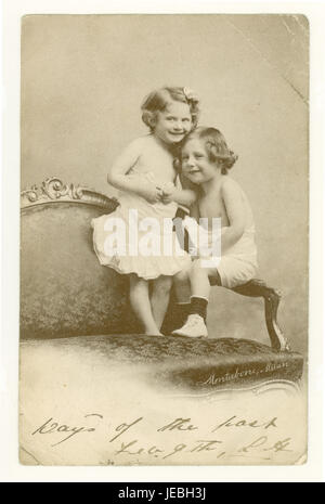 Original Edouardien époque carte postale de voeux de charme de deux jeunes enfants cuddling mignon, publié février 1904, Manchester, Angleterre, Royaume-Uni Banque D'Images