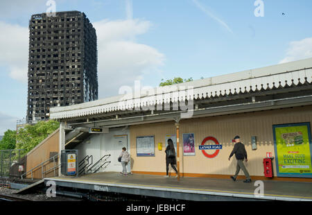 Latimer Road avant la fermeture en raison de débris d'incendie à la Tour de Grenfell, Londres, Angleterre, Royaume-Uni Banque D'Images