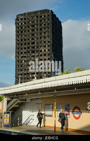 Latimer Road avant la fermeture en raison de débris d'incendie à la Tour de Grenfell, Londres, Angleterre, Royaume-Uni Banque D'Images