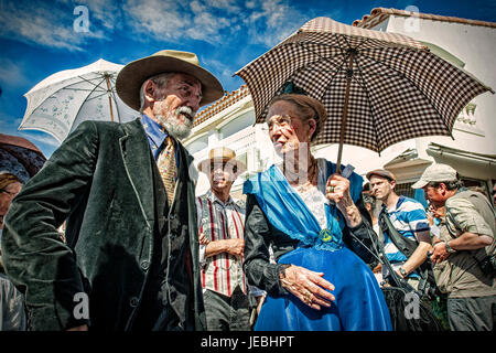 Les femmes et les hommes vêtus de costumes 'Arlésienne' participer à la parade de Sainte Sara pendant le Festival de la Gitans aux Saintes-Maries-de-la-Mer, en Provence, France Banque D'Images