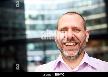 Portrait of Laughing Man en face de son bureau. Banque D'Images