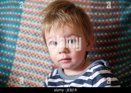 Bébé garçon aux grands yeux bruns Banque D'Images