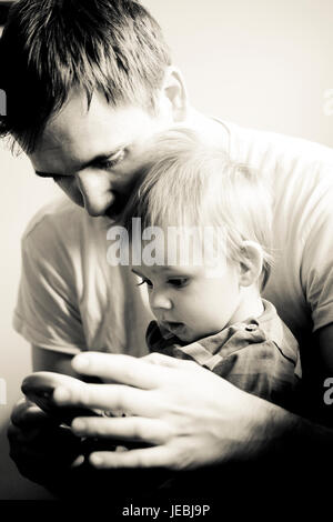 Moment intime entre père et bébé garçon Banque D'Images