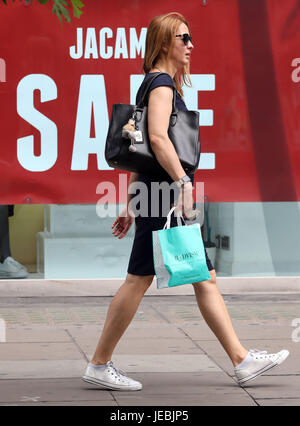 Pic montre : ventes Juillet commencez tôt à Oxford Street - de nombreux magasins avec gros rabais à la fin de juin. Pic par Gavin Rodgers/Pixel 8000 Ltd Banque D'Images