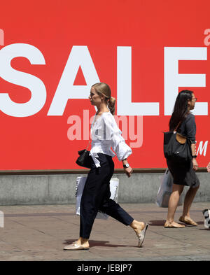 Pic montre : ventes Juillet commencez tôt à Oxford Street - de nombreux magasins avec gros rabais à la fin de juin. Pic par Gavin Rodgers/Pixel 8000 Ltd Banque D'Images