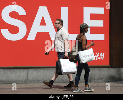 Pic montre : ventes Juillet commencez tôt à Oxford Street - de nombreux magasins avec gros rabais à la fin de juin. Pic par Gavin Rodgers/Pixel 8000 Ltd Banque D'Images