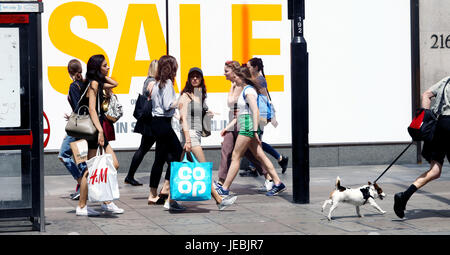 Pic montre : ventes Juillet commencez tôt à Oxford Street - de nombreux magasins avec gros rabais à la fin de juin. Pic par Gavin Rodgers/Pixel 8000 Ltd Banque D'Images