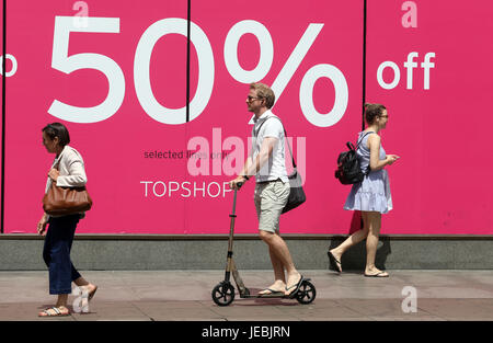 Pic montre : ventes Juillet commencez tôt à Oxford Street - de nombreux magasins avec gros rabais à la fin de juin. Pic par Gavin Rodgers/Pixel 8000 Ltd Banque D'Images