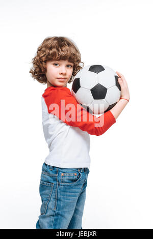 Petit garçon avec un ballon de football, les enfants isolés sport concept Banque D'Images