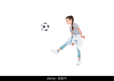 Petite fille avec ballon de football isolé sur blanc, enfants sport concept Banque D'Images