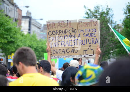 La main signe de protestation contre la corruption au Brésil Banque D'Images