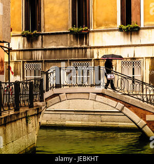 La Marche des femmes sur le pont sous la pluie à Venise en Italie. L'un des nombreux petits ponts de Venise. Notre premier jour à Venise il pleuvait, c'était encore Super Banque D'Images