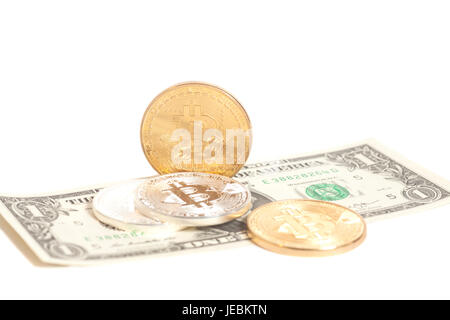 Argent fin or pièces bitcoin sur le dollar us isolated on white Banque D'Images