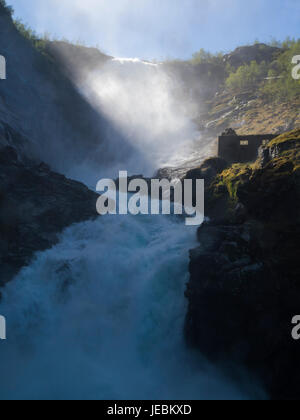 Kjosfossen l'un des plus visités des cascades de Norvège situé à côté de la chute d'eau de Flåm alimentée par Reinunga lake Banque D'Images