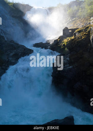 Kjosfossen l'un des plus visités des cascades de Norvège situé à côté de la chute d'eau de Flåm alimentée par Reinunga lake. Banque D'Images