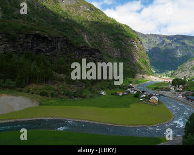 Vue vers le bas à l'ancienne église de Flåm et Vidmesnosi de montagne train de Flåm Municipalité d'Aurland dans le comté de Sogn og Fjordane, Norvège Banque D'Images