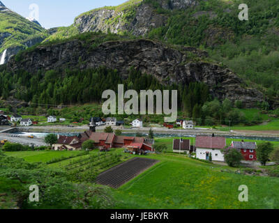 Vue vers le bas à l'ancienne église de Flåm Vidmesnosi village de montagne train de Flåm Municipalité d'Aurland dans le comté de Sogn og Fjordane, Norvège Banque D'Images