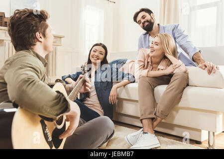 Les gens faisaient la fête ensemble à manger, playing guitar Banque D'Images