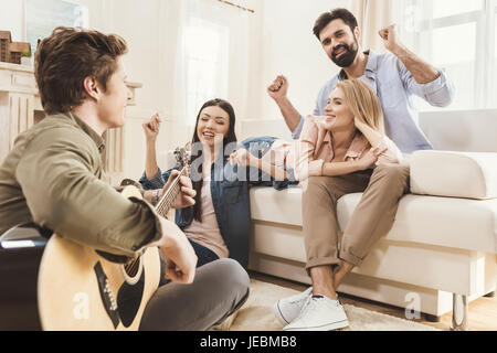 Les gens faisaient la fête ensemble à manger, playing guitar Banque D'Images