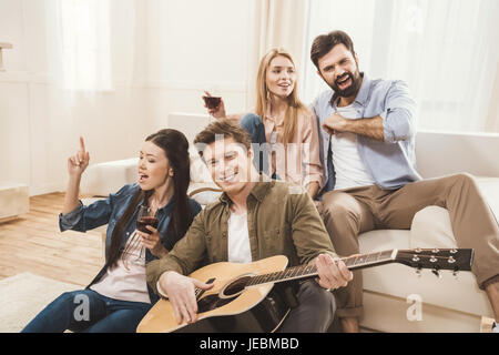 Les gens faisaient la fête ensemble à manger, playing guitar Banque D'Images