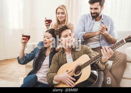 Les gens faisaient la fête ensemble à manger, playing guitar Banque D'Images