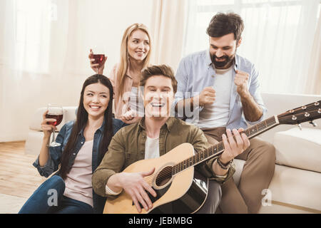 Les gens faisaient la fête ensemble à manger, playing guitar Banque D'Images