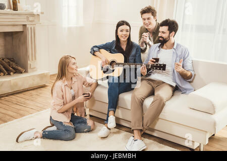 Les gens faisaient la fête ensemble à manger, playing guitar Banque D'Images