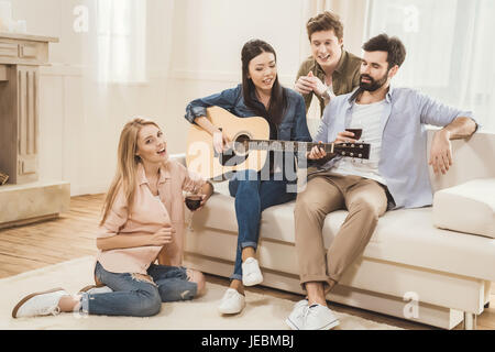 Les gens faisaient la fête ensemble à manger, playing guitar Banque D'Images