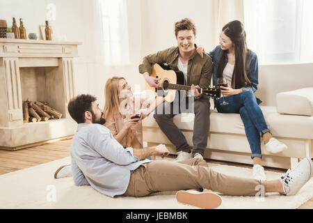 Les gens faisaient la fête ensemble à manger, playing guitar Banque D'Images