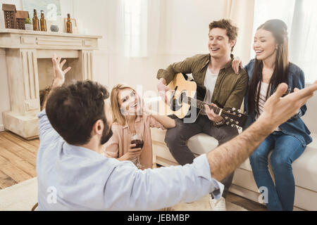 Les gens faisaient la fête ensemble à manger, playing guitar Banque D'Images