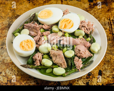 Salade de thon avec des fèves œufs durs et les asperges assis sur un plateau de four Banque D'Images