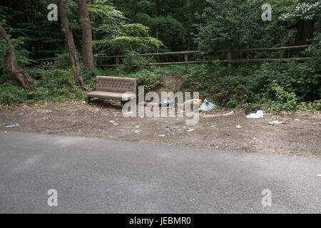 Fly-tipping dans les ruelles de Buckinghamshire ! Banque D'Images