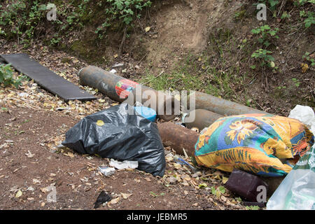 Fly-tipping dans les ruelles de Buckinghamshire ! Banque D'Images