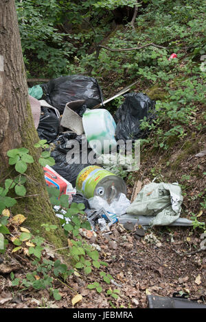 Fly-tipping dans les ruelles de Buckinghamshire ! Banque D'Images