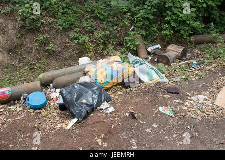 Fly-tipping dans les ruelles de Buckinghamshire ! Banque D'Images