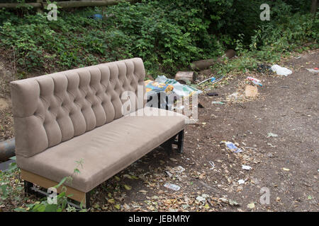 Fly-tipping dans les ruelles de Buckinghamshire ! Banque D'Images