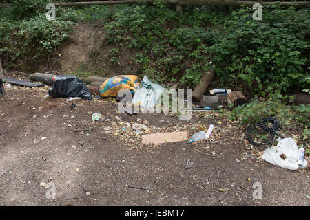 Fly-tipping dans les ruelles de Buckinghamshire ! Banque D'Images