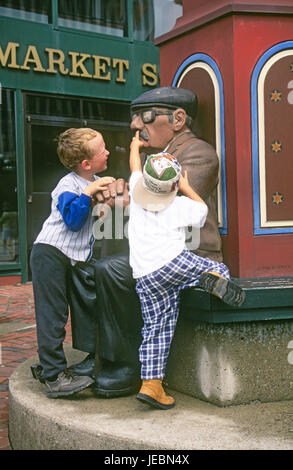 Deux jeunes garçons jouent dans une rue de sculpture dans le centre-ville de la ville de Saint John, Nouveau-Brunswick, Canada, Banque D'Images