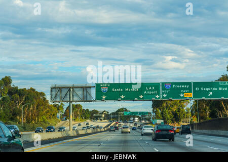 Le trafic d'autoroute 405 en direction nord, Californie Banque D'Images