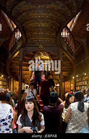 Ancienne bibliothèque, la Livraria Lello célèbre Lello & librairie Irmão, Porto, Portugal Banque D'Images