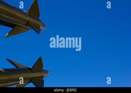 Missiles sur un fond bleu Banque D'Images