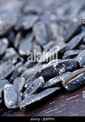 Graines de tournesol sur table en bois Banque D'Images